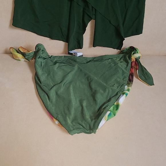 Robin piccone tankini top med, W swim bottom large. - Picture 7 of 11